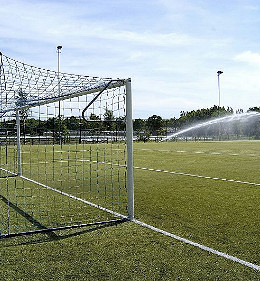 Beregening voor (kunst)grasvelden, met ondergrondse of bovengrondse sproeiers